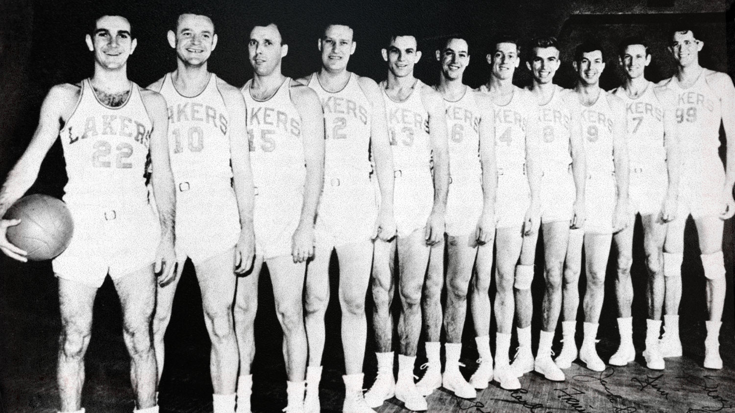 Old photo of the Lakers basketball team.